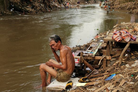 Access to clean water is difficult. Many use water from the river for bathing, cleaning teeth, and for other needs ciliwung07.jpg